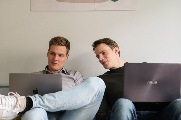 Sjaak Schokker en Auke Westra aan het werk